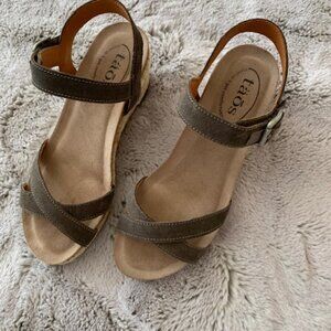 Taos, Wedge Sandal in Brown Suede - Size 7 - Like New!